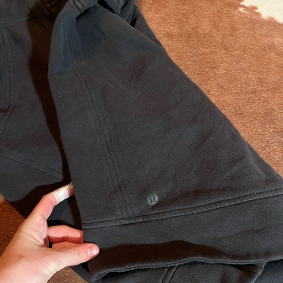 Lululemon black scuba jacket 
no dot or tag fits size 4/6
Zips all the way up - Picture 3 of 7
